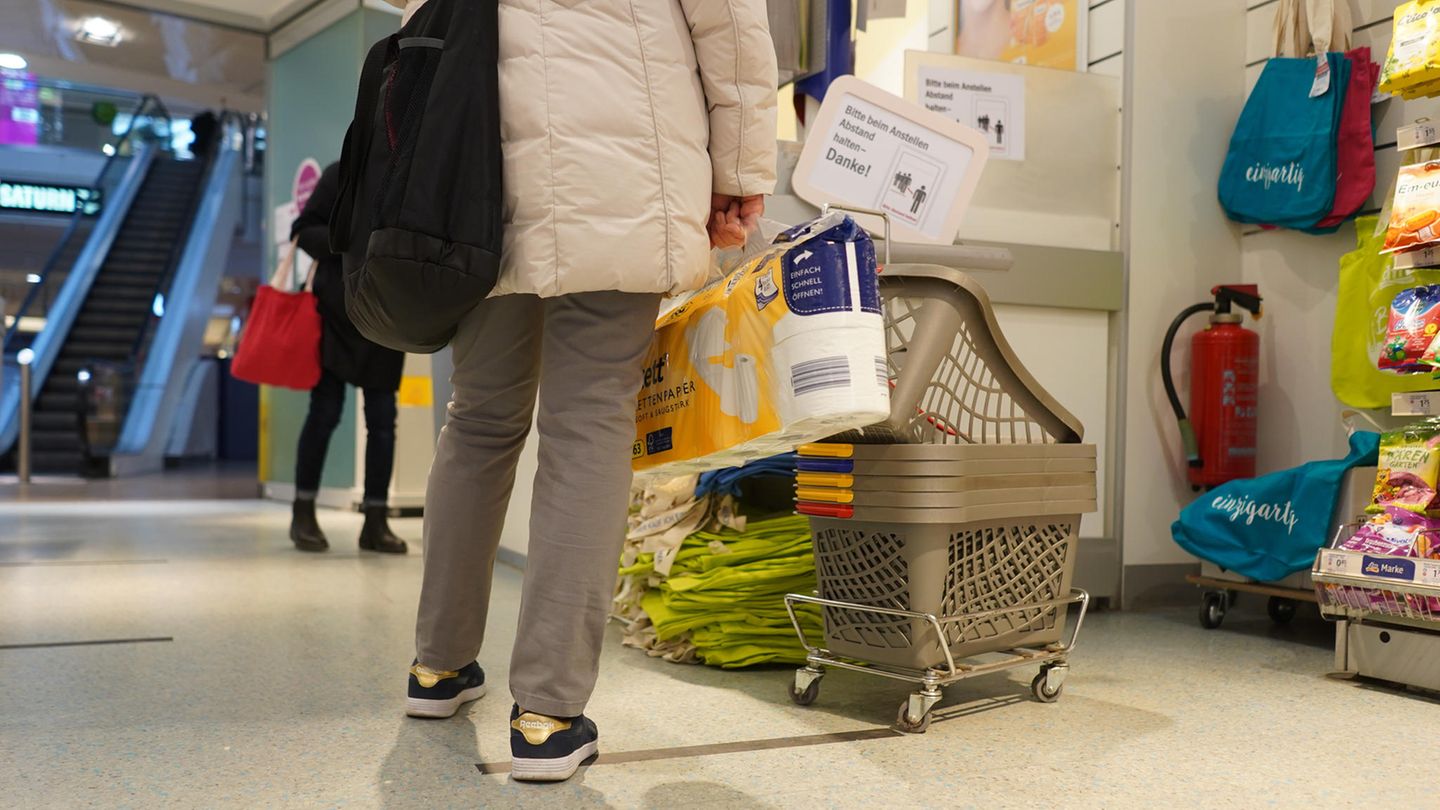 Einkaufen in einem Geschäft: Ukraine-Krieg und Inflation verunsichern viele Verbraucher:innen