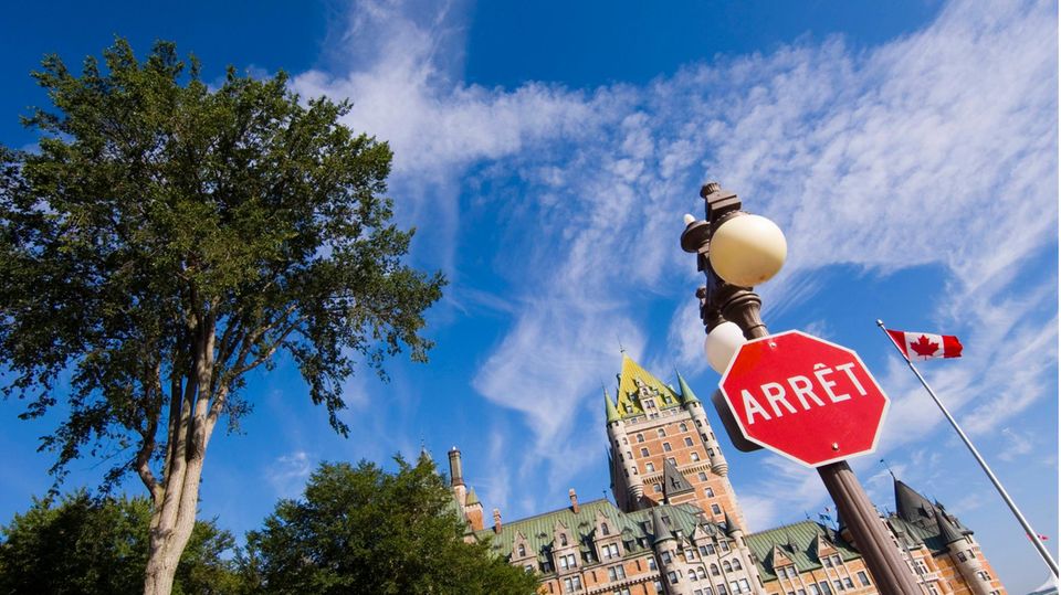Französisch vs Englisch: "Arrêt" statt "Stop" ist auf den Verkehrsschildern in Québec zu lesen "Arrêt" statt "Stop" ist auf den Verkehrsschildern in Québec zu lesen