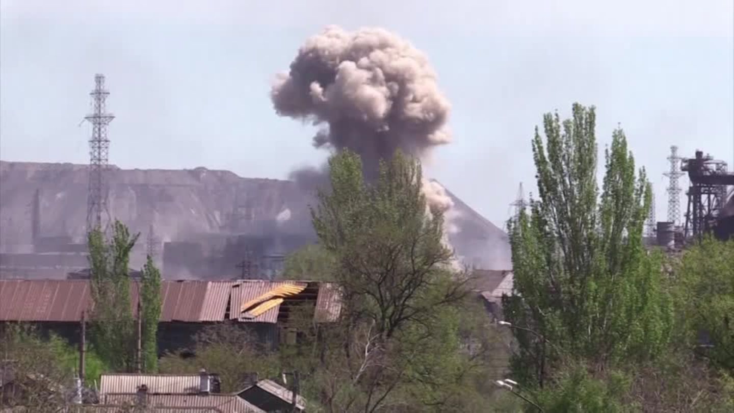 Ukrainian soldiers continue to resist in Mariupol