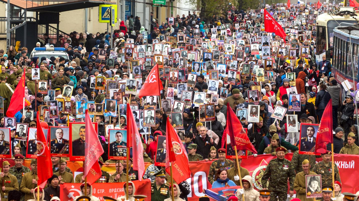 Militärparade in Moskau: Hier begehen Menschen in Ulan-Ude, der regionalen Hauptstadt von Buratien nahe der russisch-mongolischen Grenze den "Tag des Sieges" mit Porträts des ehemaligen sowjetischen Führers Josef Stalin, Porträts von sowjetischen Führern und Verwandten, die im Zweiten Weltkrieg gekämpft haben, sowie russischen und sowjetischen Flaggen. Hier begehen Menschen in Ulan-Ude, der regionalen Hauptstadt von Buratien nahe der russisch-mongolischen Grenze den "Tag des Sieges" mit Porträts des ehemaligen sowjetischen Führers Josef Stalin, Porträts von sowjetischen Führern und Verwandten, die im Zweiten Weltkrieg gekämpft haben, sowie russischen und sowjetischen Flaggen.