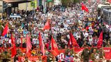 Hier begehen Menschen in Ulan-Ude, der regionalen Hauptstadt von Buratien nahe der russisch-mongolischen Grenze den "Tag des Sieges" mit Porträts des ehemaligen sowjetischen Führers Josef Stalin, Porträts von sowjetischen Führern und Verwandten, die im Zweiten Weltkrieg gekämpft haben, sowie russischen und sowjetischen Flaggen.