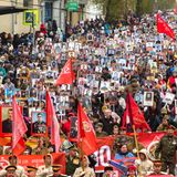 Hier begehen Menschen in Ulan-Ude, der regionalen Hauptstadt von Buratien nahe der russisch-mongolischen Grenze den "Tag des Sieges" mit Porträts des ehemaligen sowjetischen Führers Josef Stalin, Porträts von sowjetischen Führern und Verwandten, die im Zweiten Weltkrieg gekämpft haben, sowie russischen und sowjetischen Flaggen.