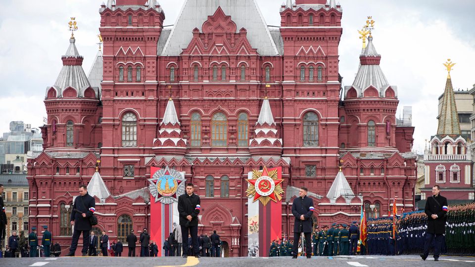 Sicherheitskräfte stehen vor Beginn der Parade auf dem Roten Platz in Moskau Sicherheitskräfte stehen vor Beginn der Parade auf dem Roten Platz in Moskau