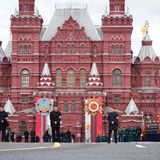Sicherheitskräfte stehen vor Beginn der Parade auf dem Roten Platz in Moskau