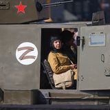 Frau sitzt in Militärfahrzeug mit dem russischen "Z"-Symbol