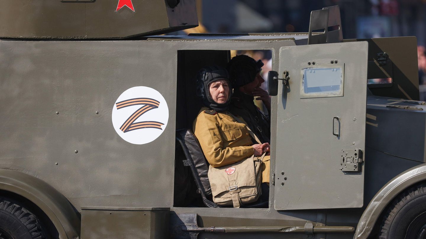 Frau sitzt in Militärfahrzeug mit dem russischen "Z"-Symbol