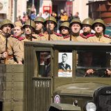 Russische Soldaten fahren in Militärfahrzeugen über den Roten Platz