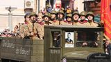 Russische Soldaten fahren in Militärfahrzeugen über den Roten Platz