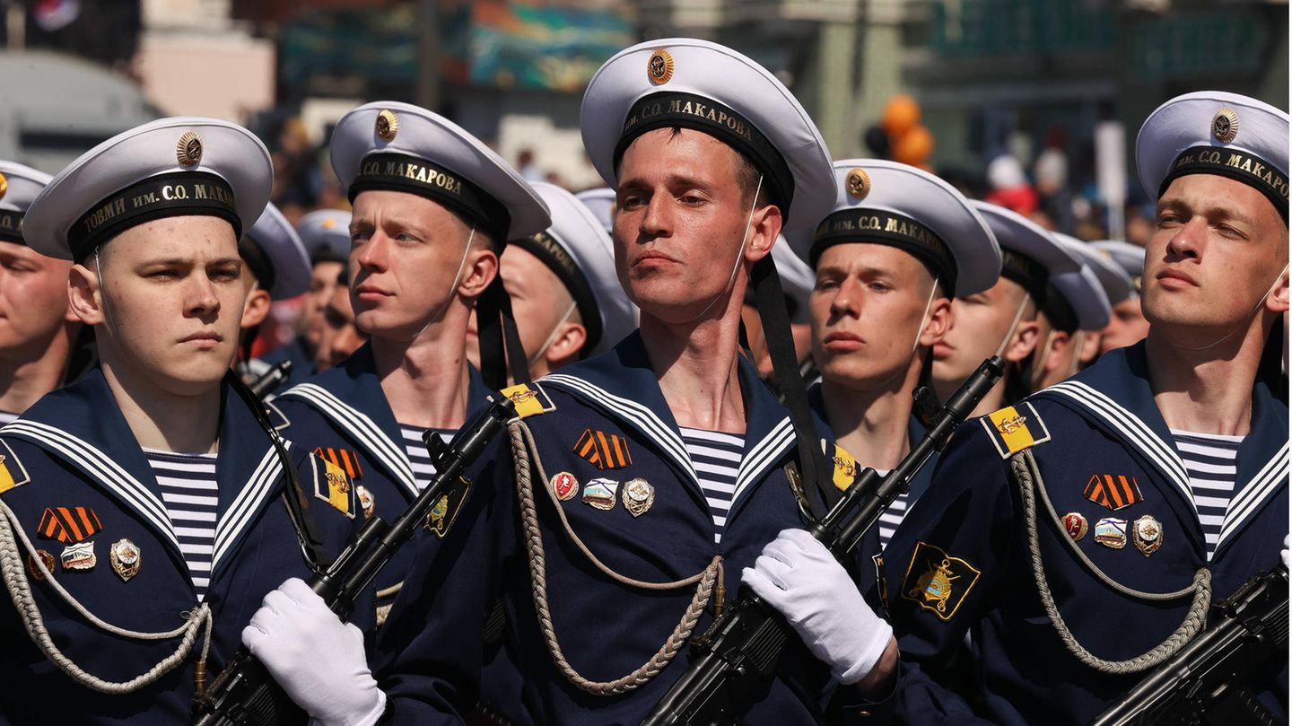 Militärangehörige bei Putins Waffenshow