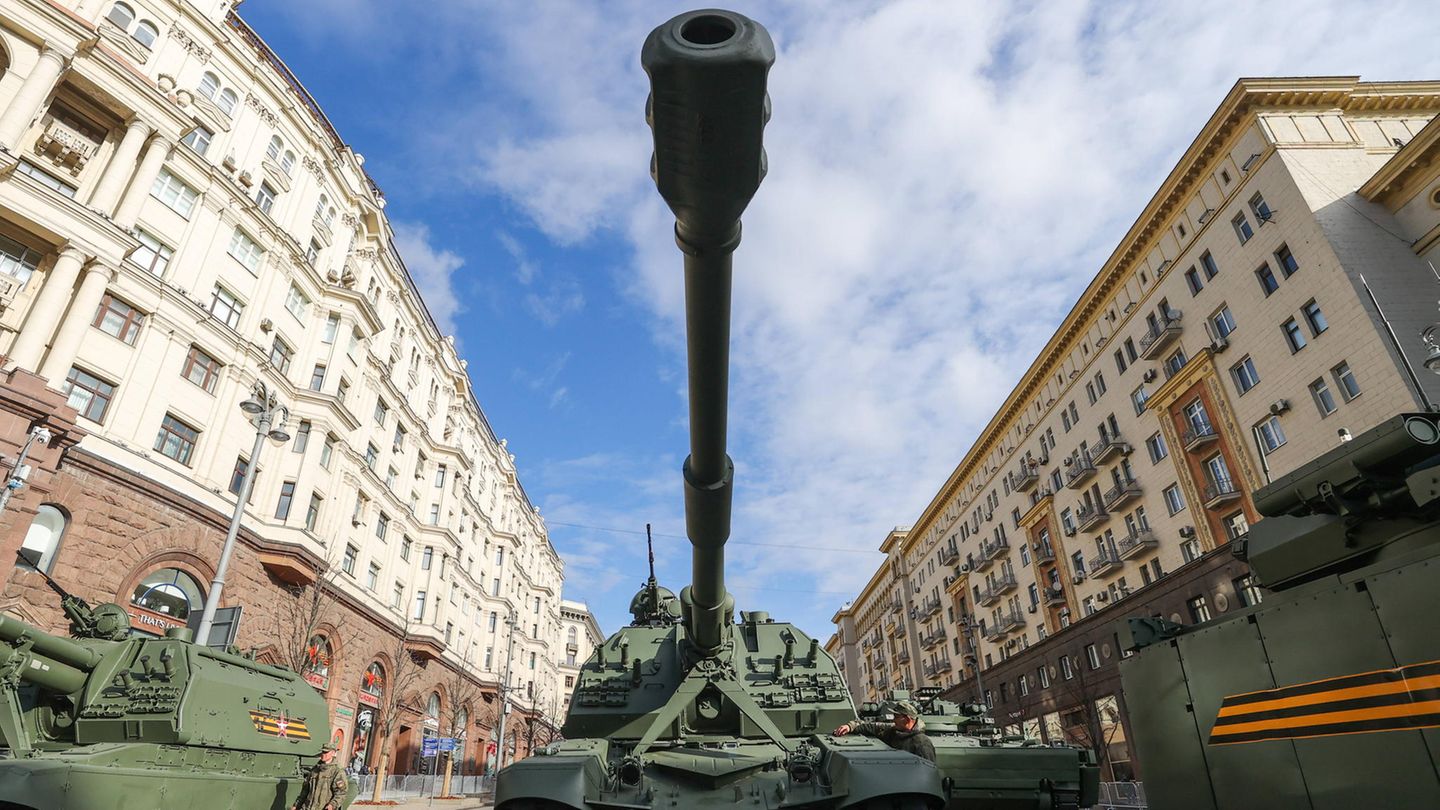 Waffenshow bei der Militärparade