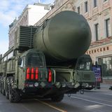 Dem folgt eine mobile Trägerrakete mit einem thermonuklear bewaffneten Interkontinentalraketenkopf von Yars.