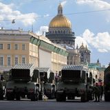 Schwere Waffen stehen schon am Vortag für die Militärparade bereit