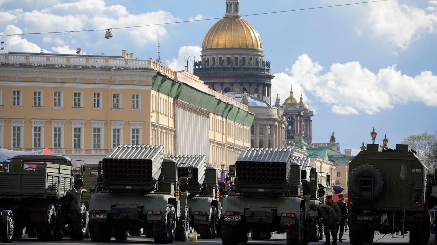 Schwere Waffen stehen schon am Vortag für die Militärparade bereit