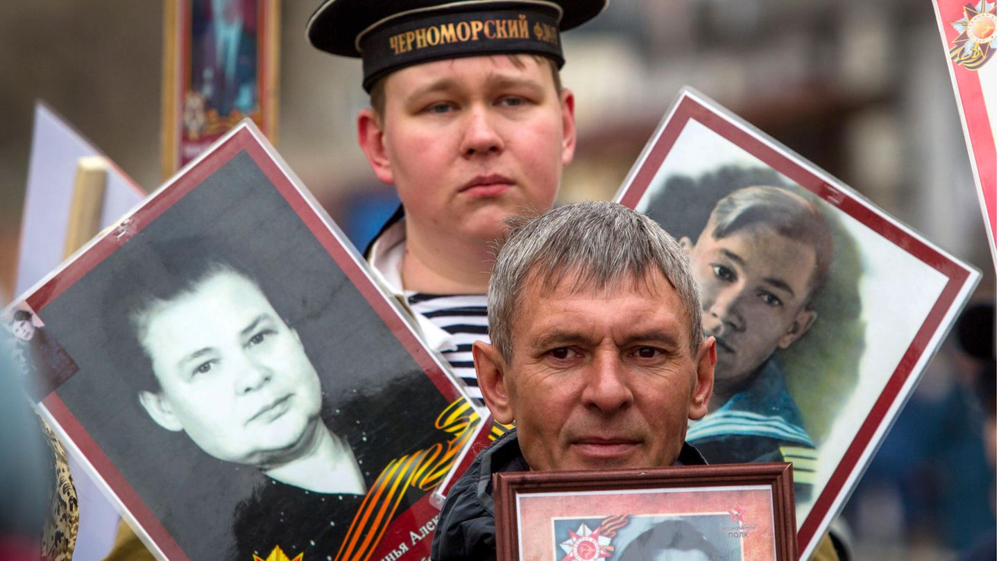 Militärparade in Moskau: Die Militärparade wird eigentlich traditionell in Gedenken an das Ende des Zweiten Weltkrieges, den Sieg über Nazi-Deutschland und die damals gefallenen russischen Soldaten begangen. Deshalb tragen Teilnehmer der Parade auch Bilder von Verwandten, die vor 77 Jahren gekämpft haben. Die Militärparade wird eigentlich traditionell in Gedenken an das Ende des Zweiten Weltkrieges, den Sieg über Nazi-Deutschland und die damals gefallenen russischen Soldaten begangen. Deshalb tragen Teilnehmer der Parade auch Bilder von Verwandten, die vor 77 Jahren gekämpft haben.