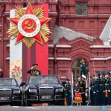 Verteidigungsminister Sergeij Lawrow fährt über den Roten Platz