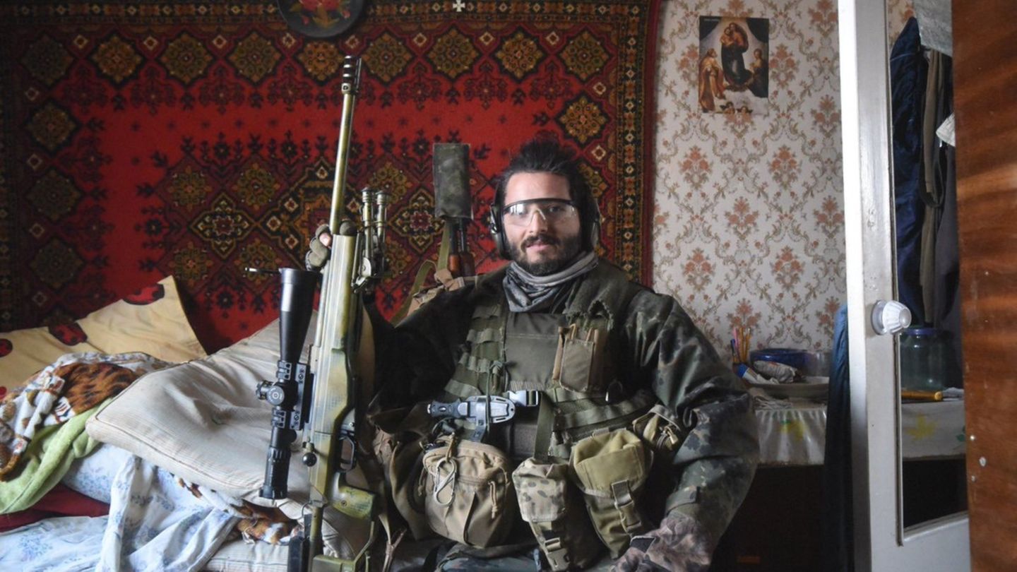 Scharfschütze Wali ließ sich für die ukrainischen Streitkräfte in voller Ausrüstung fotografieren