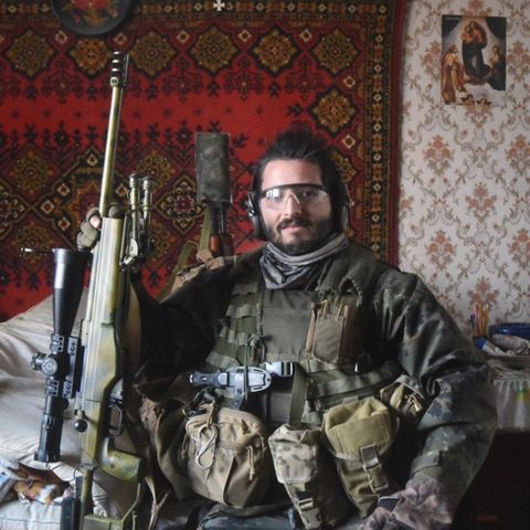 Scharfschütze Wali ließ sich für die ukrainischen Streitkräfte in voller Ausrüstung fotografieren