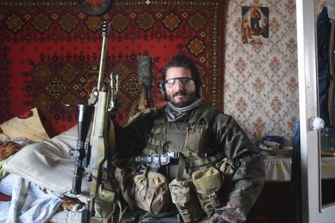 Scharfschütze Wali ließ sich für die ukrainischen Streitkräfte in voller Ausrüstung fotografieren