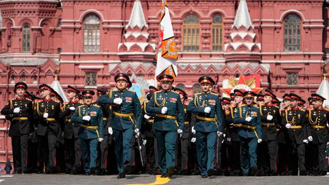 Russische Soldaten marschieren über den Roten Platz