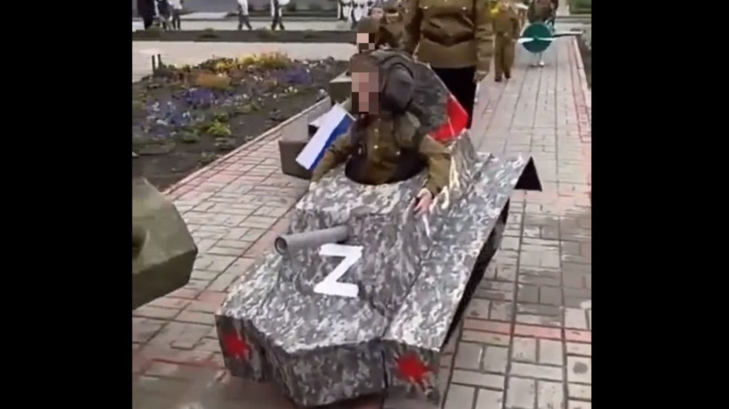 Russia: Children play war