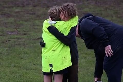 Emotionale Rede: Keiner Junge rührt bei Rugby-Spiel die Zuschauer