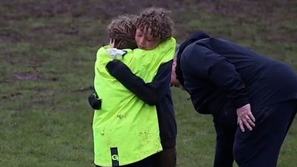 Emotionale Rede: Keiner Junge rührt bei Rugby-Spiel die Zuschauer Emotionale Rede: Keiner Junge rührt bei Rugby-Spiel die Zuschauer