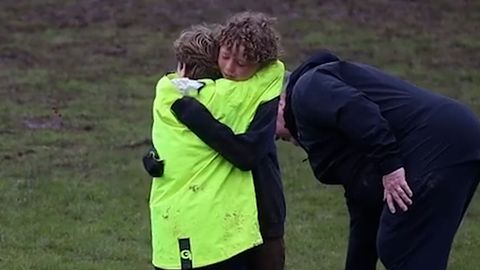 Emotionale Rede: Keiner Junge rührt bei Rugby-Spiel die Zuschauer