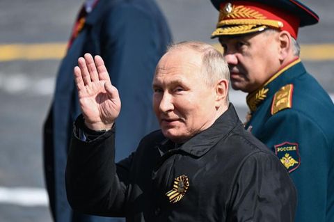 Wladimir Putin in Begleitung von Sergej Schoigu nach der Parade anlässlich des "Tag des Sieges" 