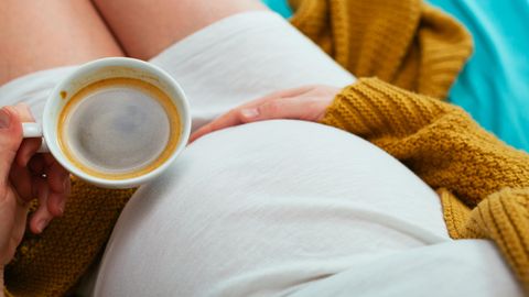 Schwangere trinkt Kaffee