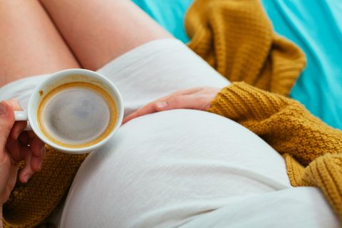 Schwangere trinkt Kaffee