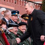 Waldimir Putin schüttelt Teilnehmern der Militärparade die Hand