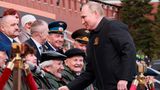 Waldimir Putin schüttelt Teilnehmern der Militärparade die Hand