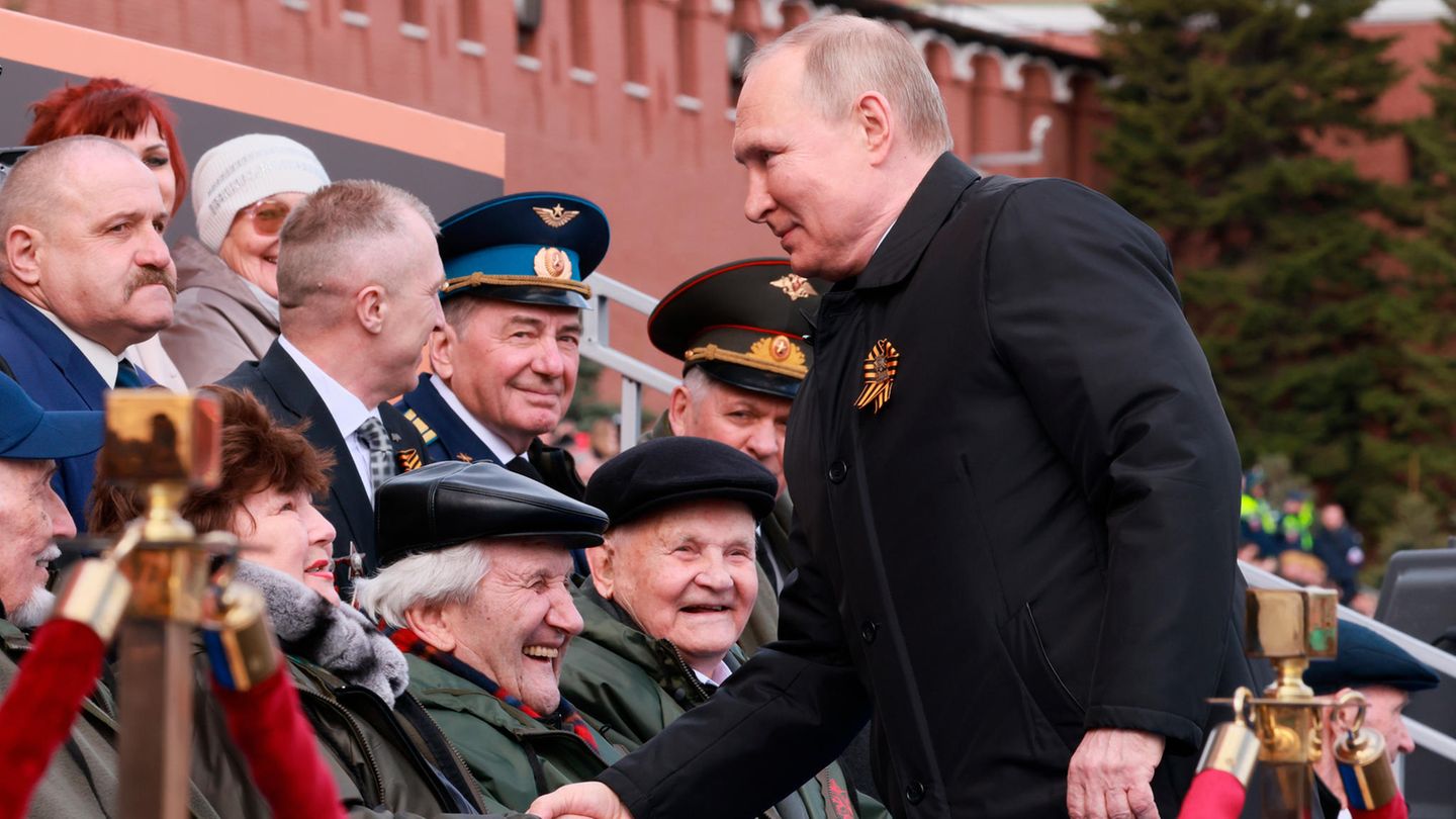 Waldimir Putin schüttelt Teilnehmern der Militärparade die Hand Waldimir Putin schüttelt Teilnehmern der Militärparade die Hand