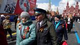 Menschen gehen nach der Militärparade durch Moskau