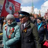 Menschen gehen nach der Militärparade durch Moskau