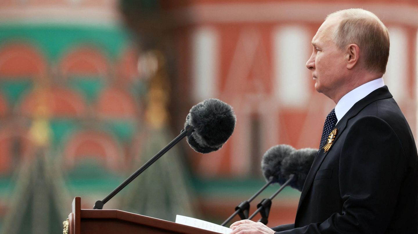 Vladimir Puton’s propaganda show: warning of world war