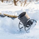 Mülleimer in Form einer Kanone