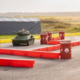 Eine Mutter fotografiert ihren Sohn in einem Mini-Panzer im "Tankodrome"