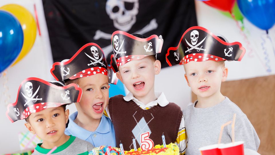 Mitgebsel Kindergeburtstag: Geburtstagskind mit drei kleinen Gästen im Piratenlook