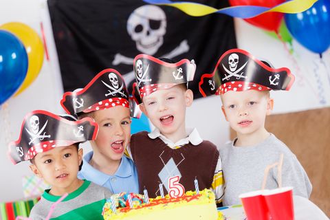 Mitgebsel Kindergeburtstag: Geburtstagskind mit drei kleinen Gästen im Piratenlook