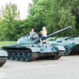 Jugendliche auf einem alten Panzer