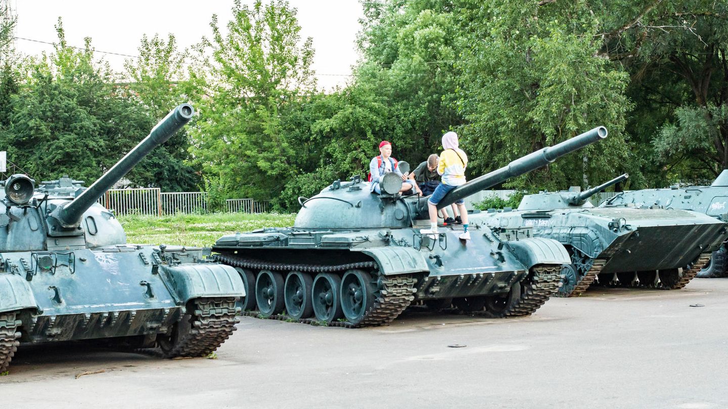 Jugendliche auf einem alten Panzer