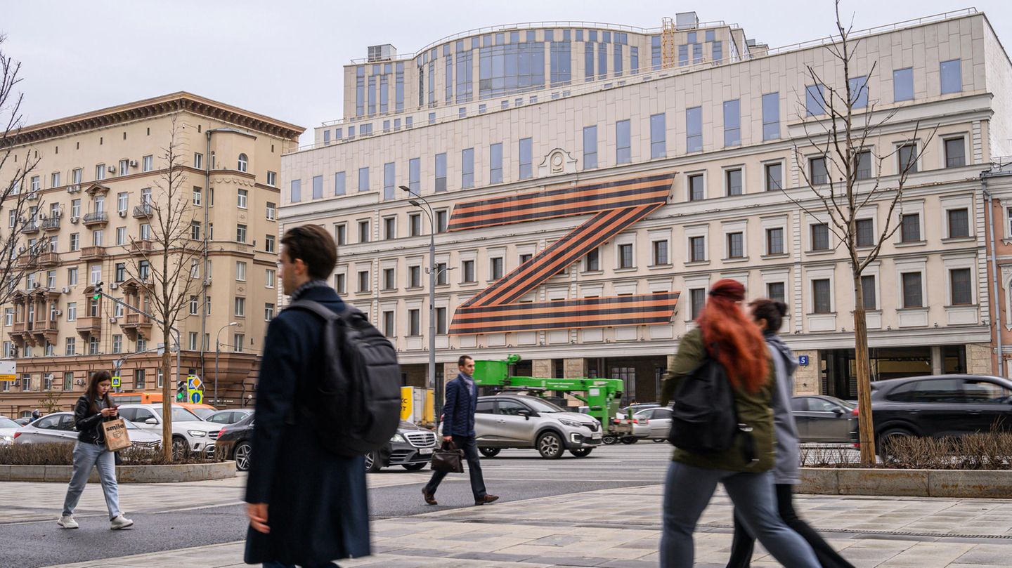 Das "Z" auf dem Theater Tabakow in Moskau