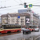 Das "Z" auf einem großen Bildschirm in Tula