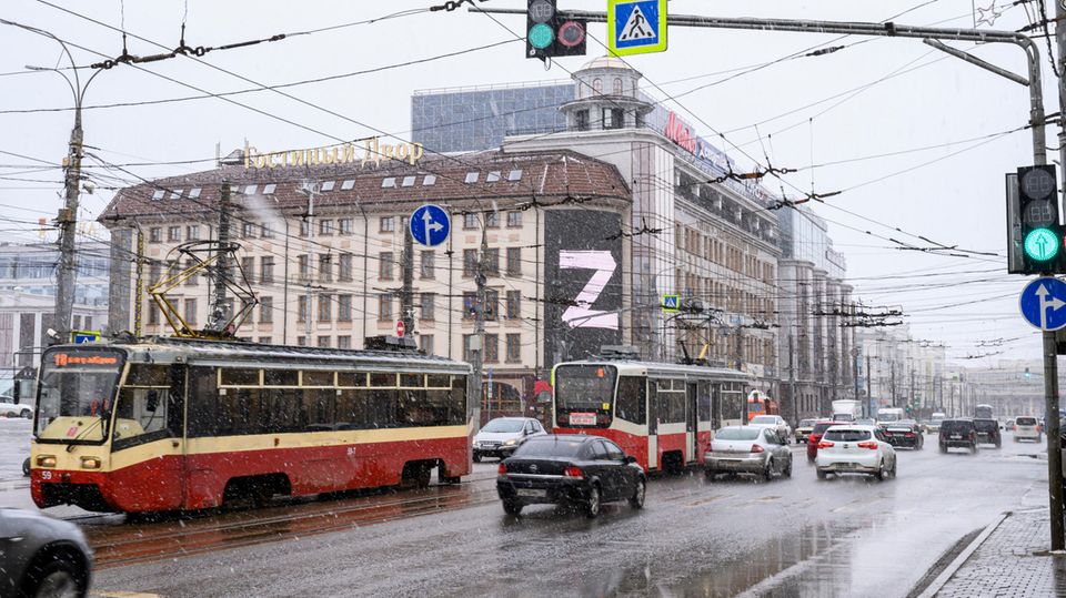 Das "Z" auf einem großen Bildschirm in Tula