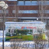 Graffiti "Kein Krieg" auf einem Trafo-Häuschen in einem Moskauer Vorort