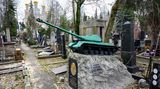 Panzer auf einem Grabstein