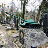 Panzer auf einem Grabstein