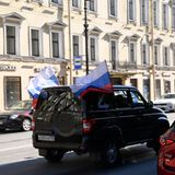 Schwarzer SUV mit russischen Fahnen und einem "Z" auf den Scheiben