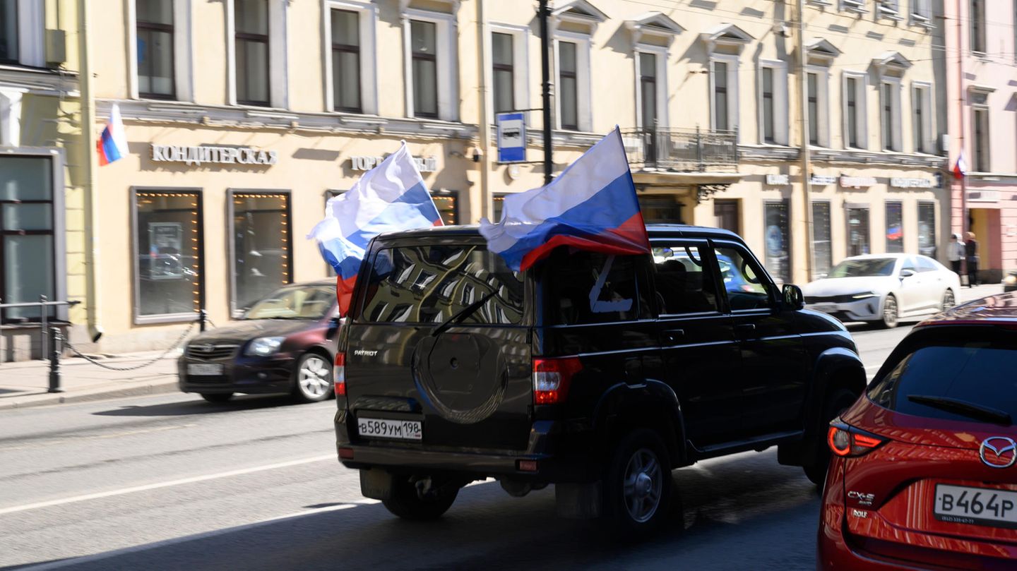Schwarzer SUV mit russischen Fahnen und einem "Z" auf den Scheiben